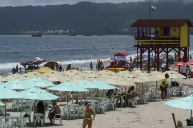 Cómo pueden protegerse los turistas argentinos de las estafas en las playas de Brasil