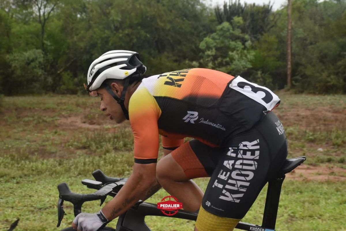 El ciclista tucumano en plena competencia