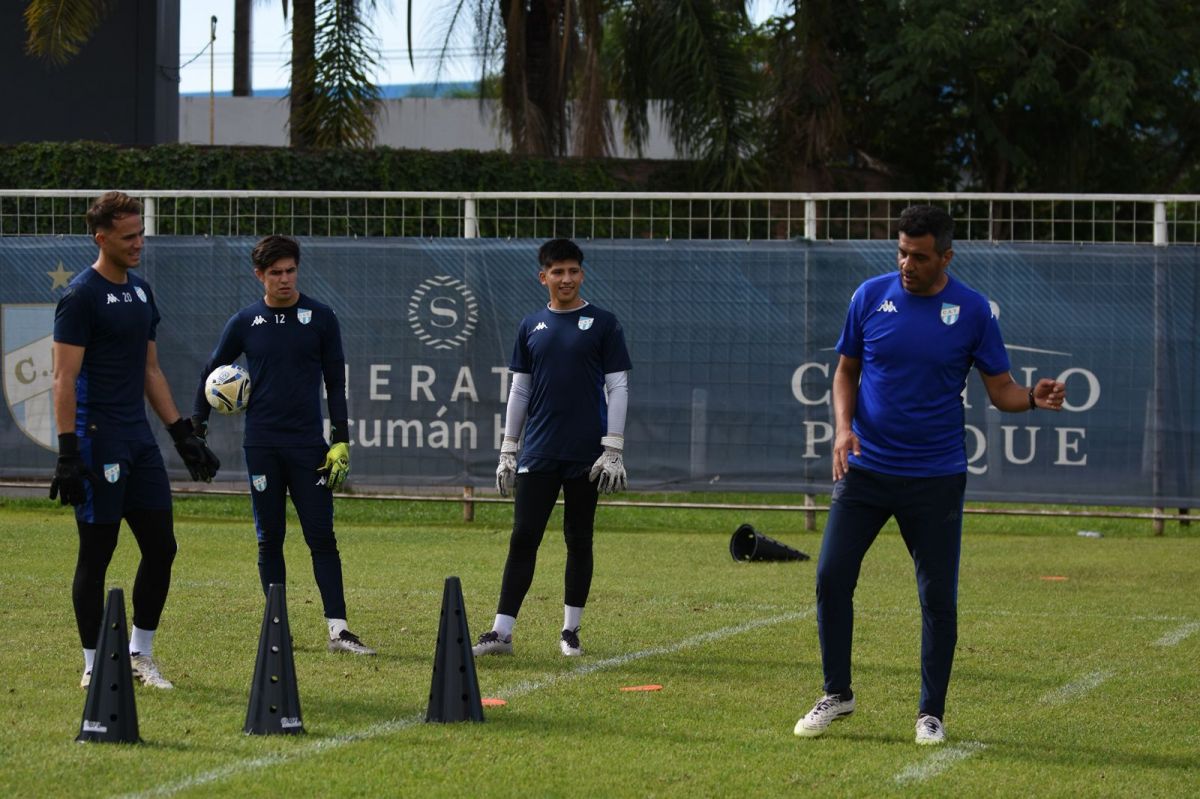 CONCENTRADO. Villa (segundo desde la derecha) escucha atentamente las indicaciones de Carlos Barrionuevo (entrenador de arquero).