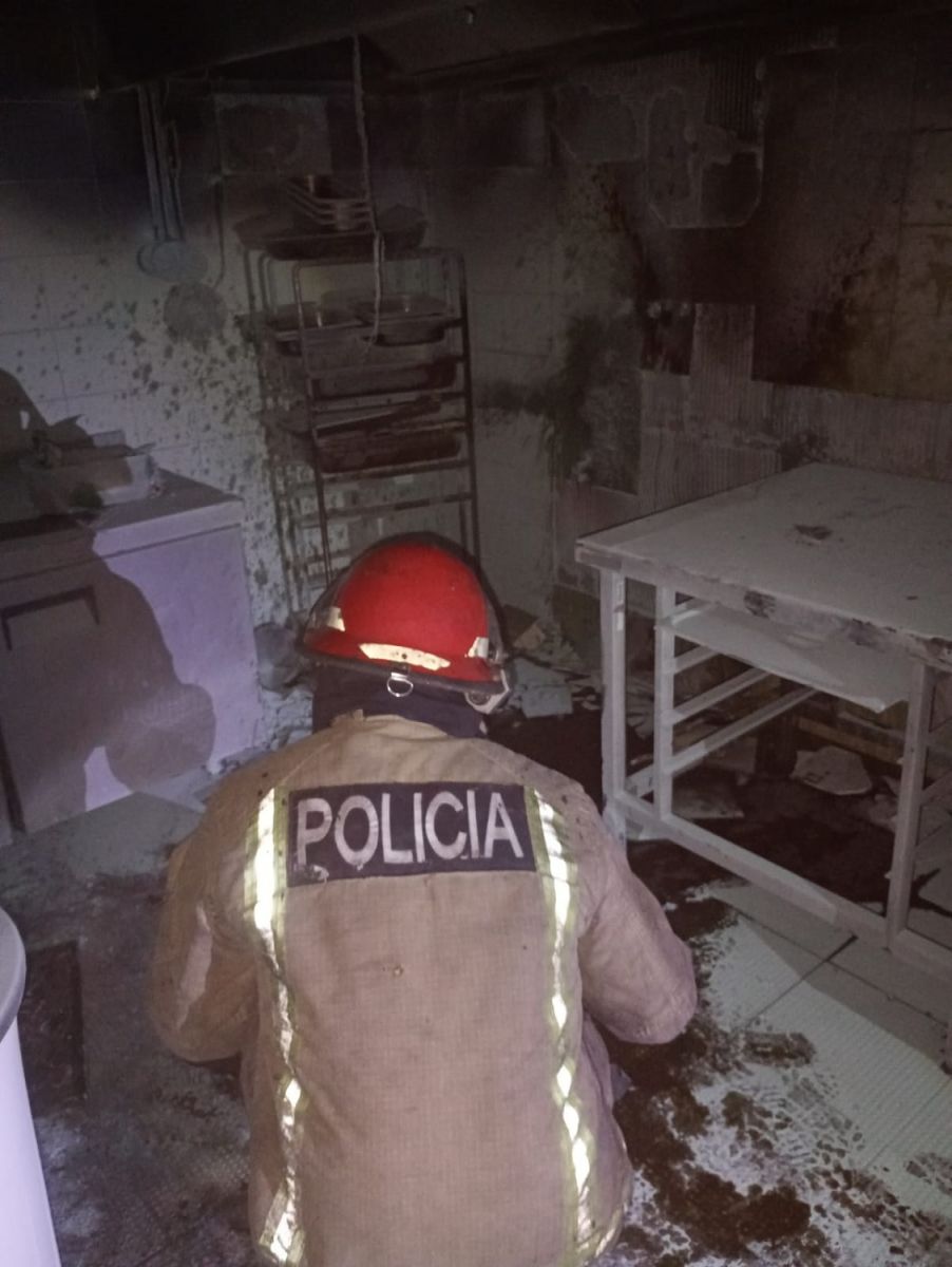 EN EL LOCAL. Los bomberos intervinieron para evitar que la llamas se propaguen. 