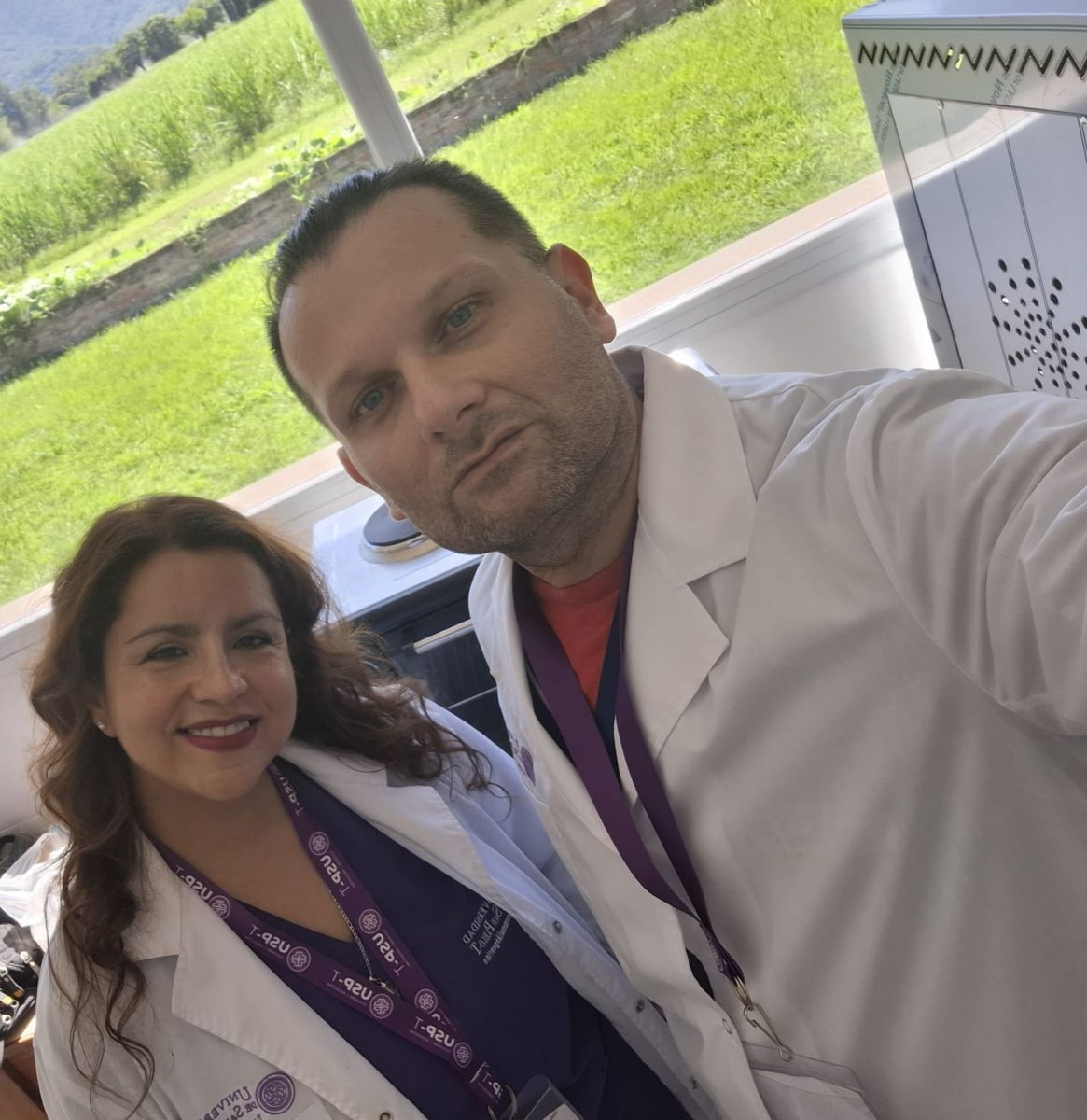 EQUIPO ACADÉMICO. Karina y Agustín, doctores de la Universidad de San Pablo-T, durante una de las instancias del proyecto educativo.