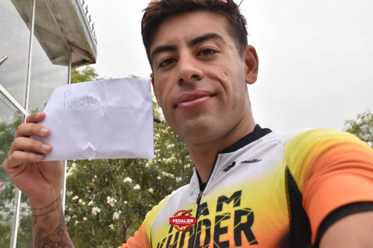 Khoder festejando un resultado histórico para el ciclismo tucumano.