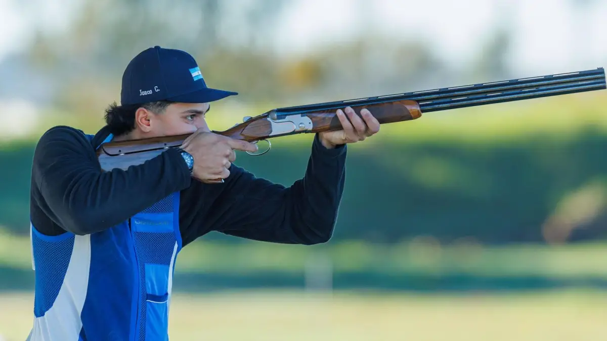 CON EL PREMIO EN LA MIRA. El tirador tucumano Joaquín Cisneros irá esta noche por el Olimpia de su disciplina.