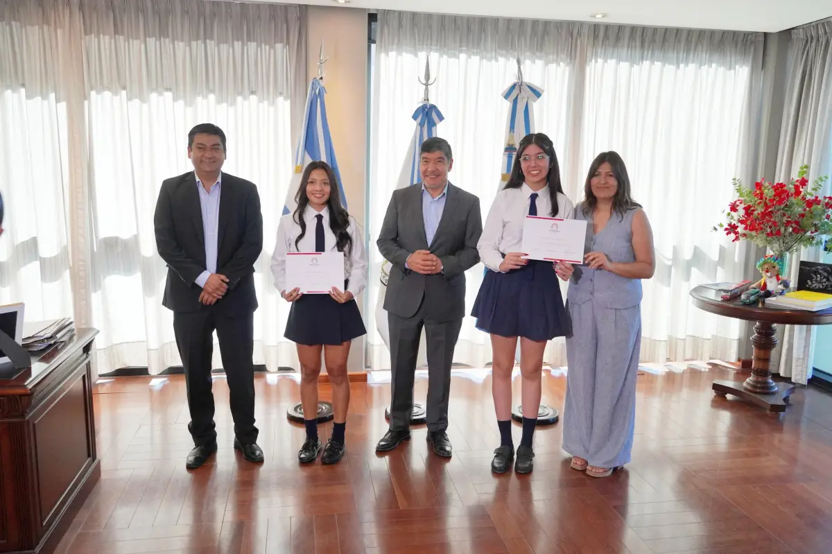 RECONOCIDAS POR AUTORIDADES DE LA LEGISLATURA. Malena Carabajal y Sofía Rodríguez, estudiantes de la Escuela Técnica N°1 de La Cocha, alcanzaron un promedio 10 en el último año. / Cortesía Malena Carabajal