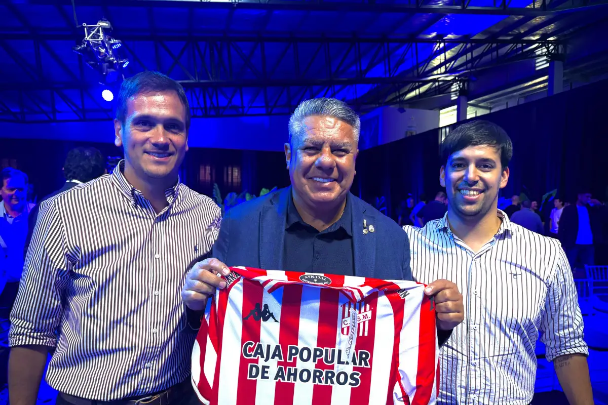 ENCUENTRO. El vicepresidente Rafael Ponce de León (izquierda) y el vocal Gerónimo Mirkin posan junto al presidente de la AFA Claudio Chiqui Tapia, en el predio de Ezeiza.