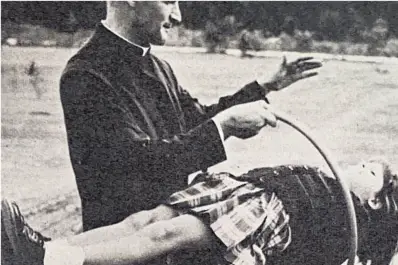 Recuerdos fotográficos: 1968. El no revelado truco de levitación del parapsicólogo González Quevedo