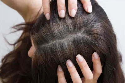 Ya no necesitás ir a la peluquería: el truco para disimular las canas sin tintura y en cinco minutos