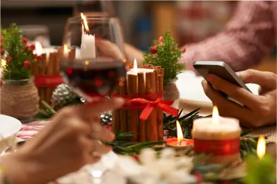 Qué significa mirar demasiadas veces el celular en la mesa navideña, según un estudio