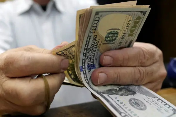 Contrastes en el mercado cambiario: el dólar oficial bajó, pero el “blue” subió y terminó en $1.520