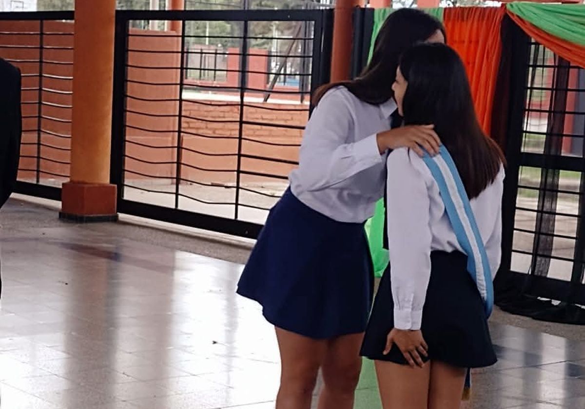 COMPAÑERAS. Un abrazo que resume años de esfuerzo compartido y un logro que llegó juntas. / Cortesía Malena Carabajal