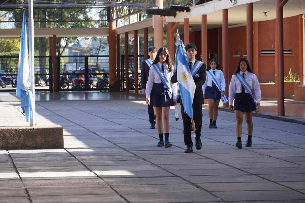 EN LA BANDERA. Hernán Lazarte fue el abanderado de la Bandera Nacional, acompañado por Sofía Rodríguez como primera escolta y Malena Carabajal como segunda escolta, según el promedio general de la secundaria. / Cortesía Malena Carabajal