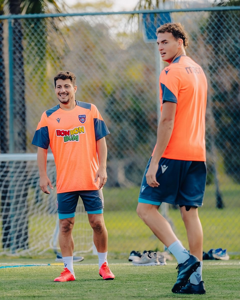 Estuvo al borde de la muerte, su padre lo salvó, y tras una cirugía en la cabeza pudo volver a una cancha de fútbol