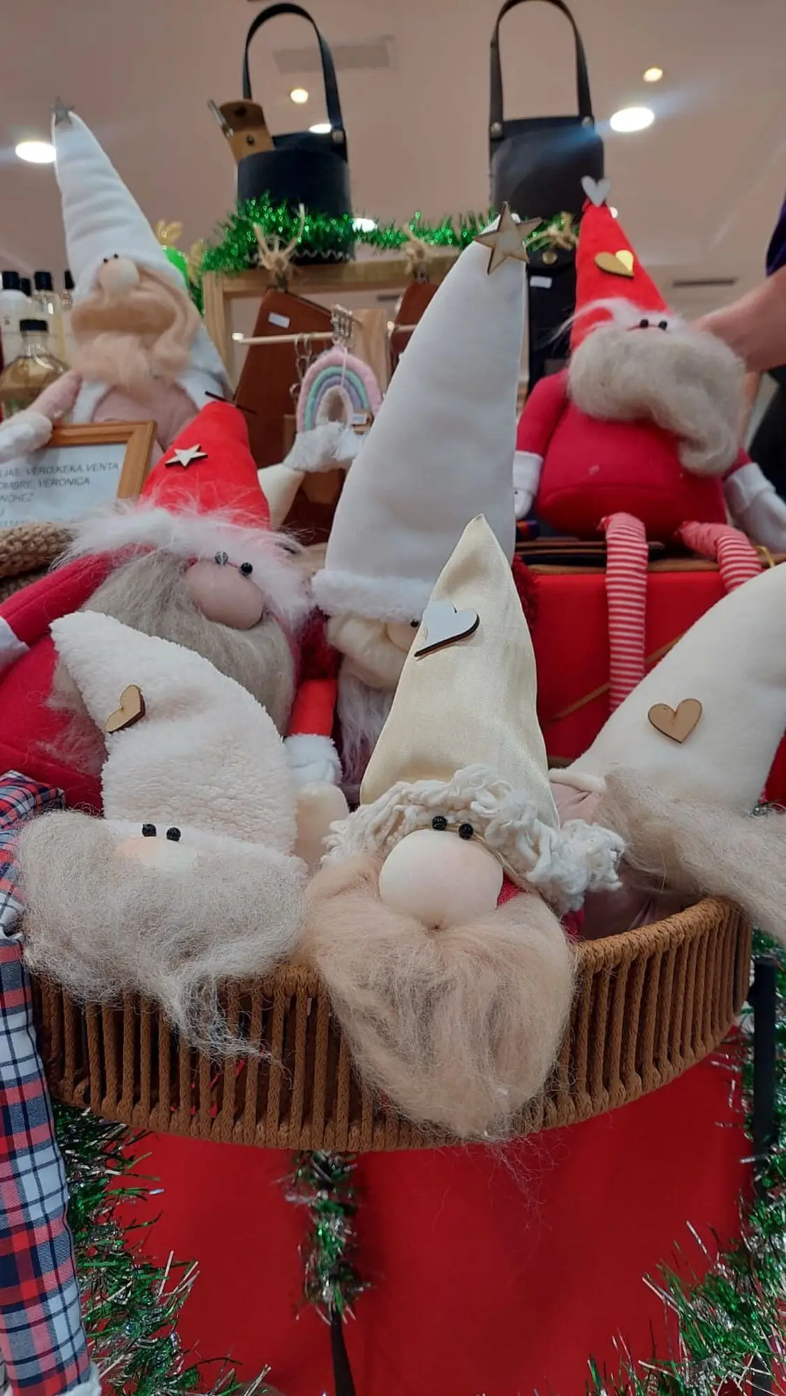 DELICADOS. Las figuras se realizan con vellón y telas suaves.