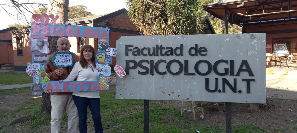 META ALCANZADA. Alejandra Díaz Tereschuk celebró su recibida tras completar el tramo final de su carrera