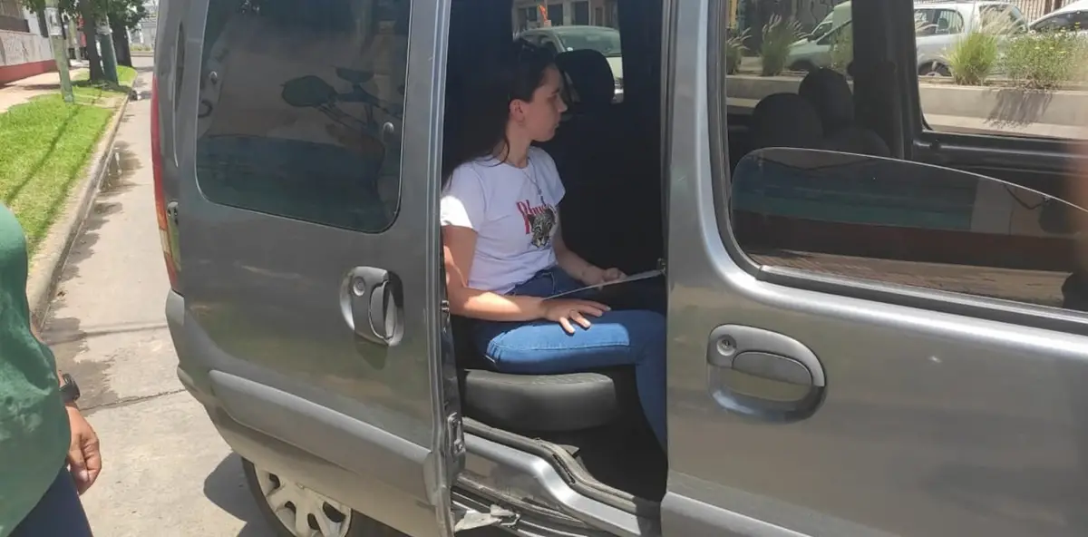 DETENIDA. La tesorera de Sur Finanzas, Micaela Sánchez, es trasladada por la Policía.