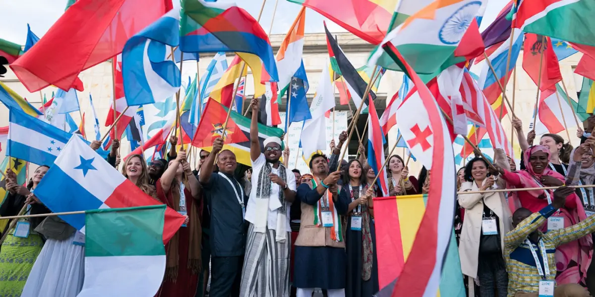 BECA, VIAJE Y FORMACIÓN. La convocatoria está abierta para jóvenes con proyectos e iniciativas que necesiten difusión. / ONE YOUNG WORLD