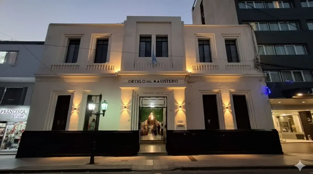 ILUMINACIÓN ARQUITECTÓNICA. Así luce hoy el frente del Círculo.