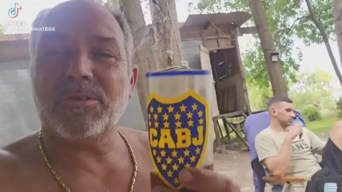 Maravilla Martínez, durante sus vacaciones, junto a un hincha que lo pide para Boca.
