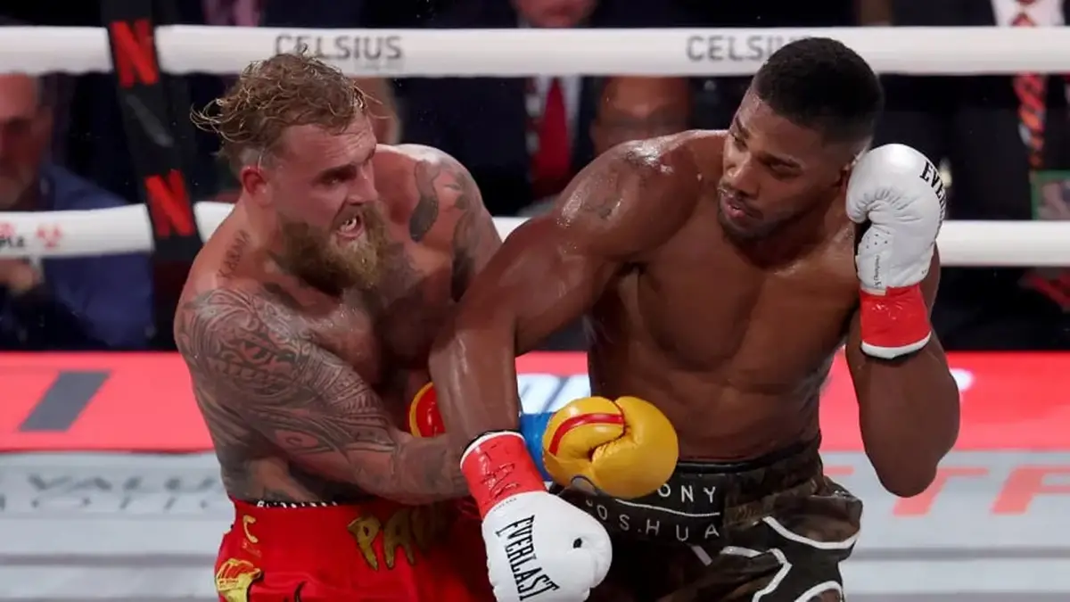 PALIZA. Anthony Joshua pasó por encima a Jake Paul, a quién le causó una doble fractura de mandíbula.
