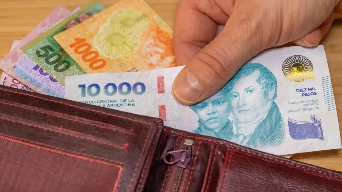 Los salarios subieron 2,5% en octubre y superaron a la inflación, según el Indec