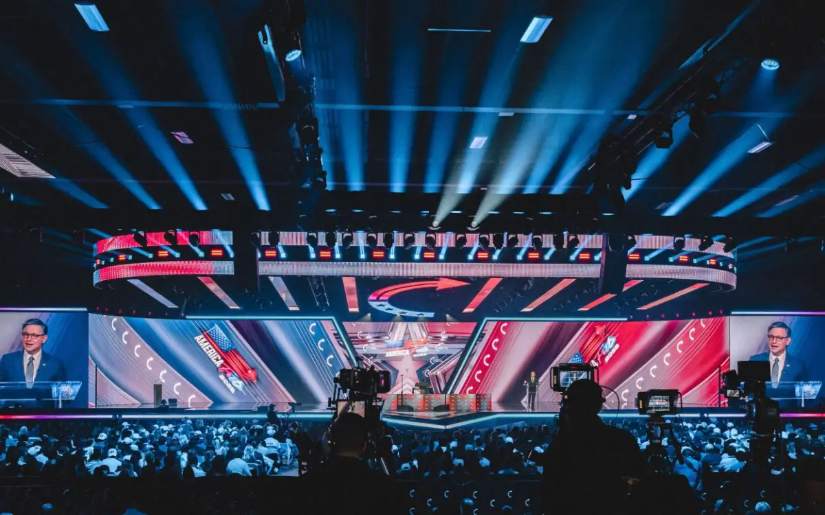 EVENTO. La reunión del movimiento Turning Point hizo crisis en público.