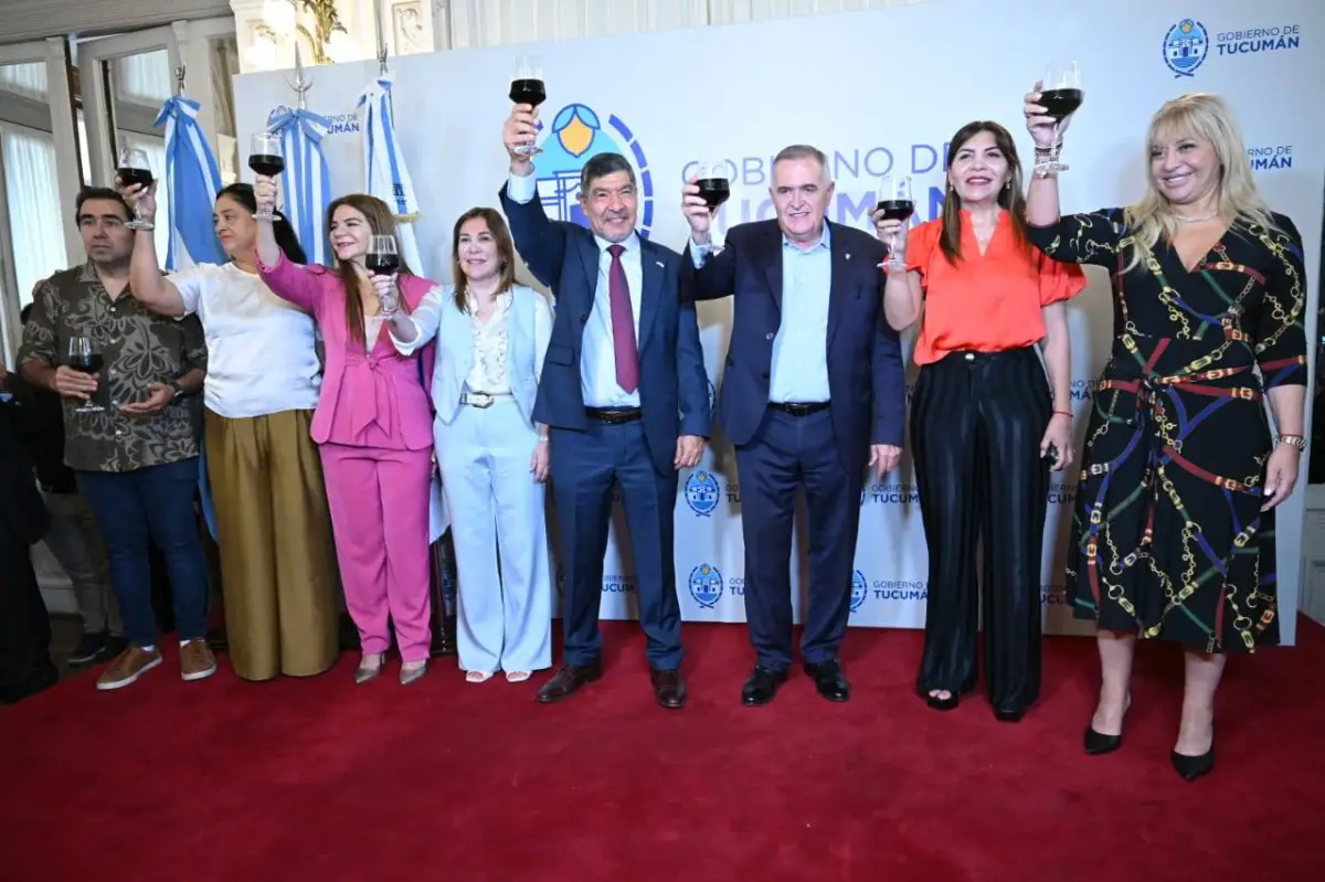 Jaldo aparece en el tradicional brindis navideño en la Casa de Gobierno junto con Mansilla, Fernández, Ávila, Acevedo, Mendoza y Chahla.