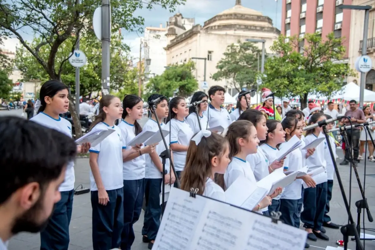 FORMACIÓN VOCAL. El Coro Municipal Infanto-Juvenil interpretará villancicos populares hoy en la plaza Independencia en “Navidad en la Ciudad”.