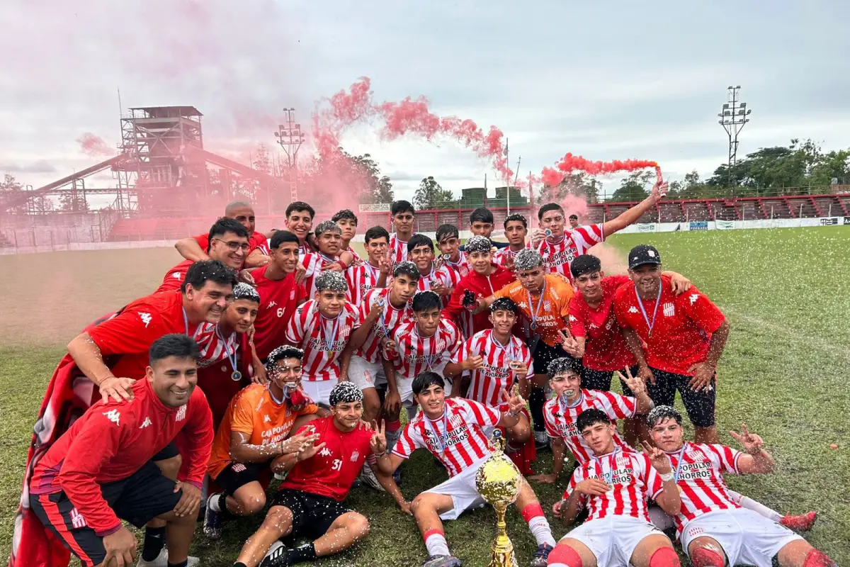 CELEBRACIÓN. De la mano de Walter Molina y Walter Meija, la categoría 2009 se quedó con el título liguista.