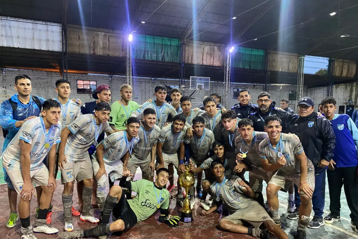 FESTEJO. El plantel dirigido por Mauricio Verón celebra el título conseguido en el torneo organizado por la Liga Tucumana.