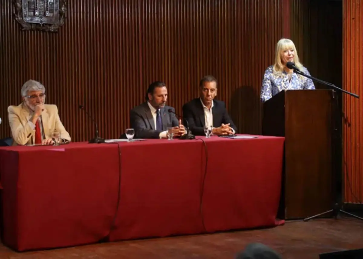 EN MARCHA. Chahla, junto a Juri, concejales y funcionarios, presentó la comisión que revisará el CPU.