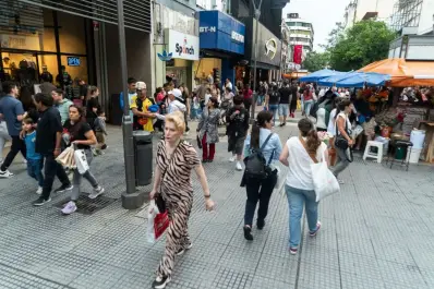 Comercios adaptan estrategias ante un consumo moderado