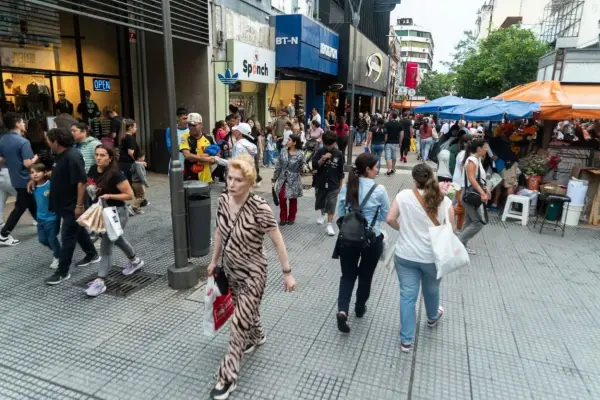 Esperan las fiestas de Fin de Año, pero el bolsillo no acompaña: los comercios tucumanos adaptan estrategias ante un consumo moderado