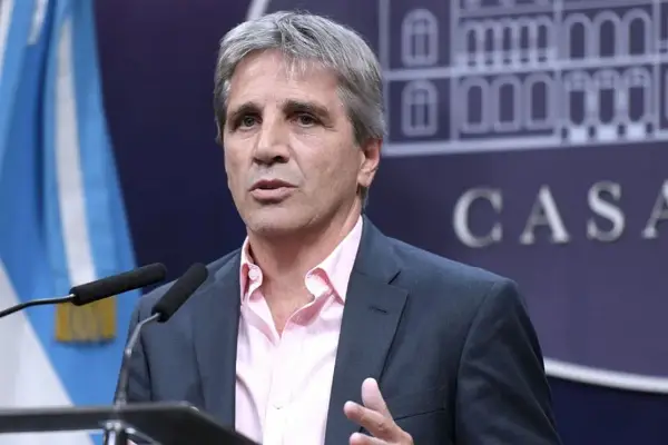 Suben las reservas y Caputo busca más dólares