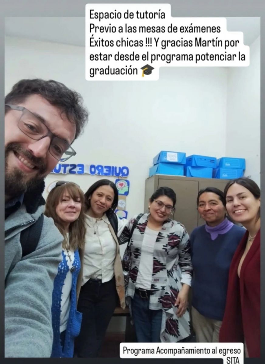 ACOMPAÑAMIENTO UNIVERSITARIO. Alejandra junto al equipo del programa universitario.