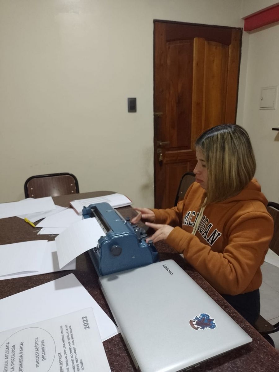 DEDICACIÓN. El estudio individual fue una constante en la rutina académica de Antonella durante su paso por la universidad.