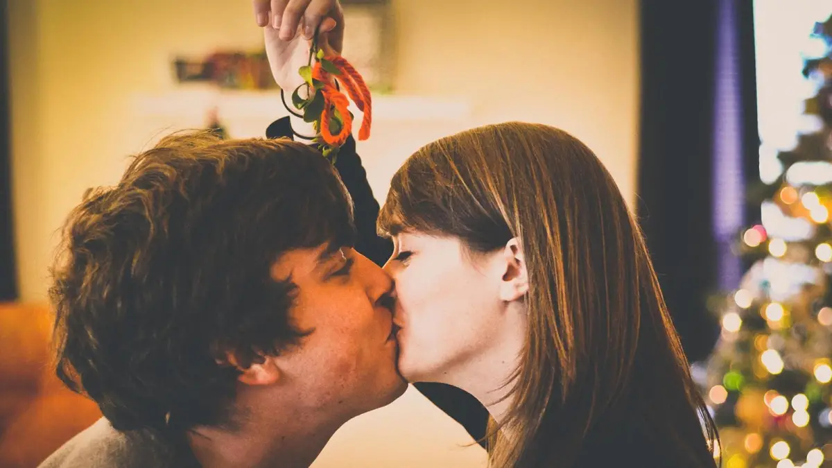 Navidad y muérdago: qué simboliza la tradición de besarse en Nochebuena