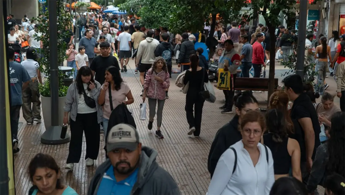 A ÚLTIMO MOMENTO. Los tucumanos y las tucumanas tendrán hasta las 17 para terminar sus compras navideñas. 