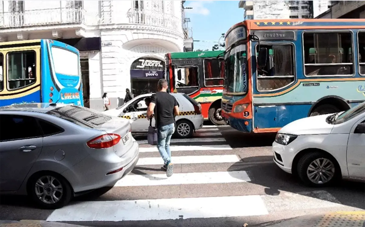 ESCENA COTIDIANA. Embotellamientos en las calles de San Miguel de Tucumán.