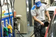 Enero arranca con aumentos: el Gobierno oficializó la suba de impuestos a los combustibles