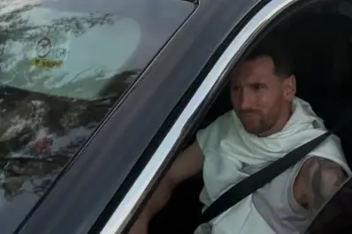 Un momento único: Lionel Messi salió a las calles de Rosario y le cumplió el sueño a un fanático