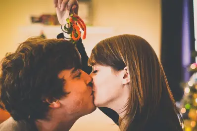 Navidad y muérdago: qué simboliza la tradición de besarse en Nochebuena