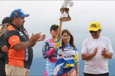 Con solo 14 años, una tucumana desafía al motocross y ya marca historia entre los mejores del NOA