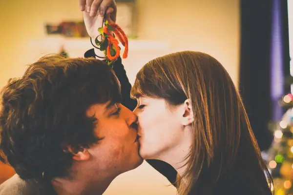 Navidad y muérdago: qué simboliza la tradición de besarse en Nochebuena