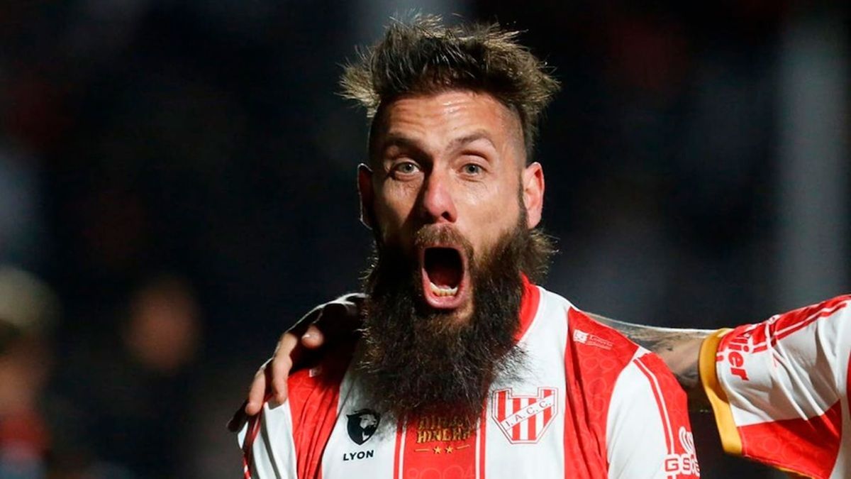 GRITO DE GOL. Parnisari logró el ascenso a Primera con Instituto y viene de jugar con la camiseta de San Miguel.