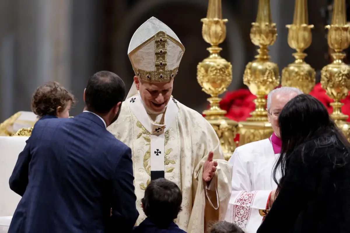 El papa León XIV celebró la ceremonia ante una multitud de fieles católicos.
