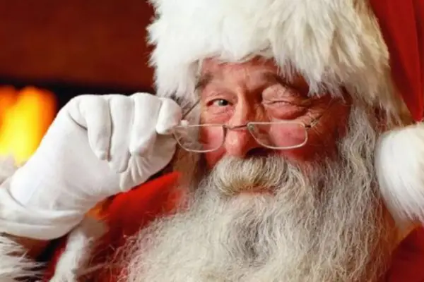 Papa Noel aceleró de más en Nochebuena y terminó demorado en Estados Unidos