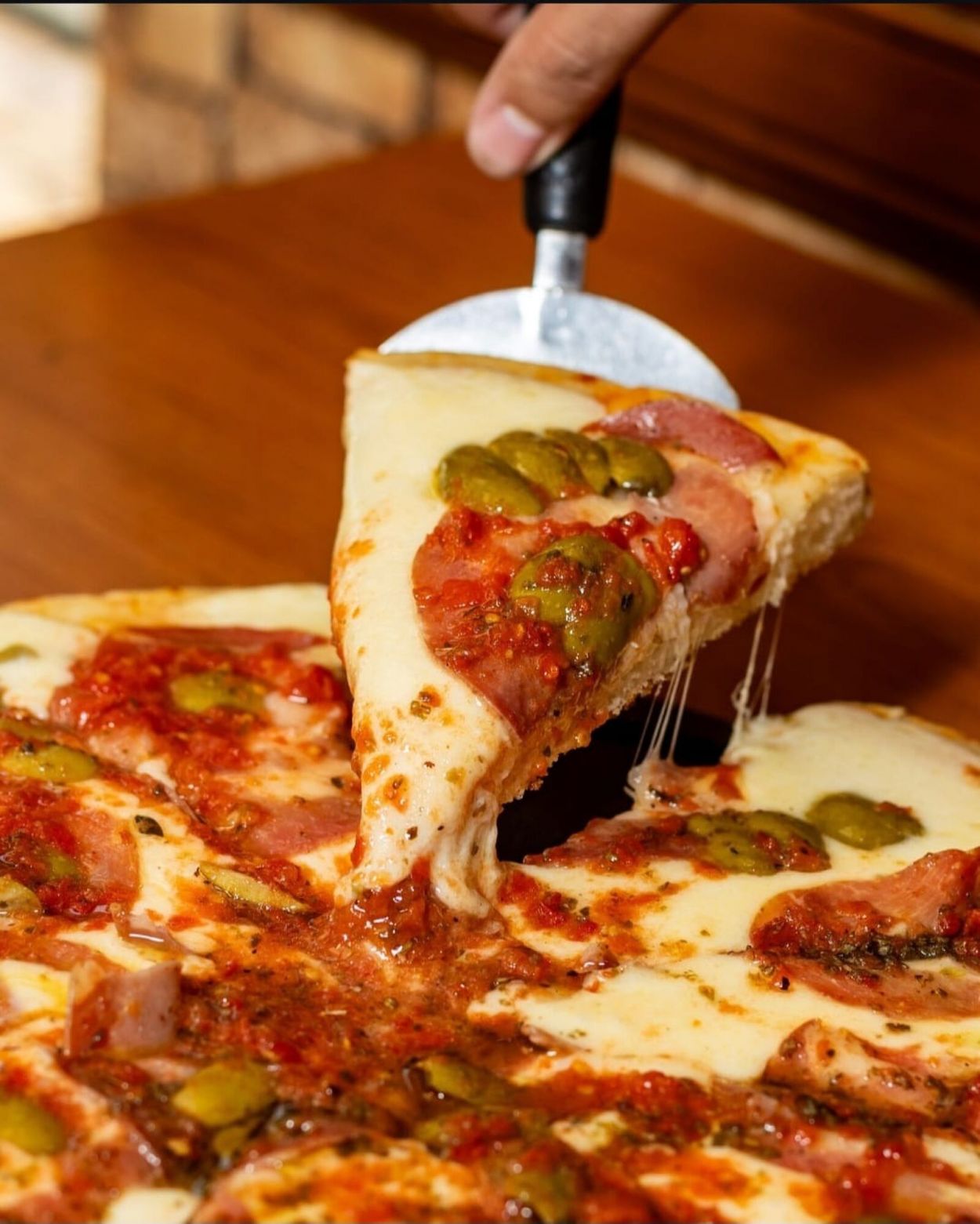 LEGUI: LA TRADICIONAL. Masa alta, salsa generosa y mozzarella abundante. Elegida por las familias tucumanas desde hace 60 años.