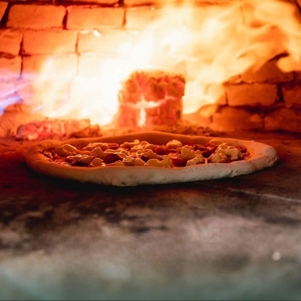 TBC: EN LLAMAS. La masa madre, fermentada durante horas, se infla al contacto con el horno napolitano. La cocción dura apenas un minuto.