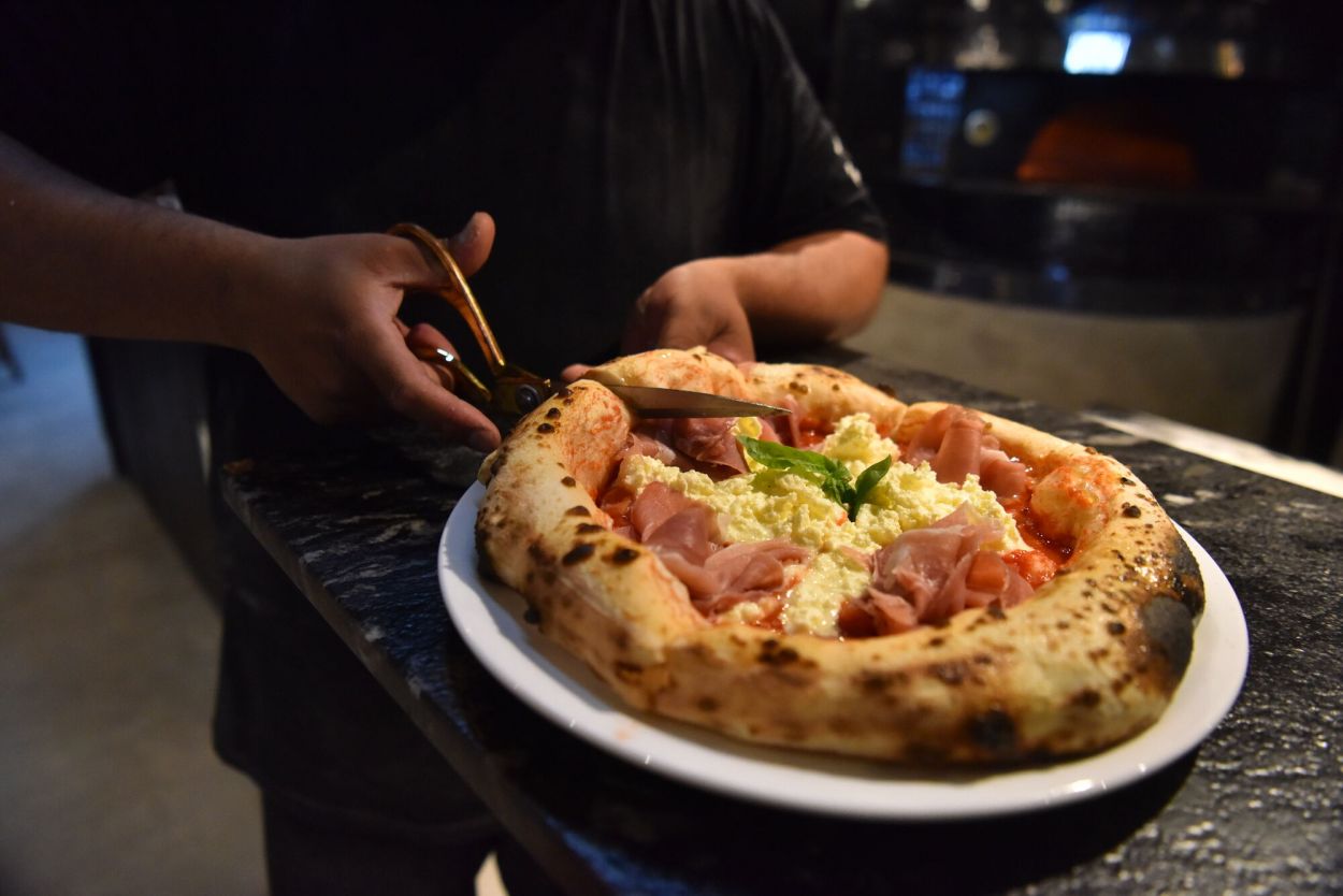 GONNA: UN RITUAL. La famosa napolitana se corta con tijera para cuidar el borde aireado. Se preserva el cornicione y es parte de la experiencia.
