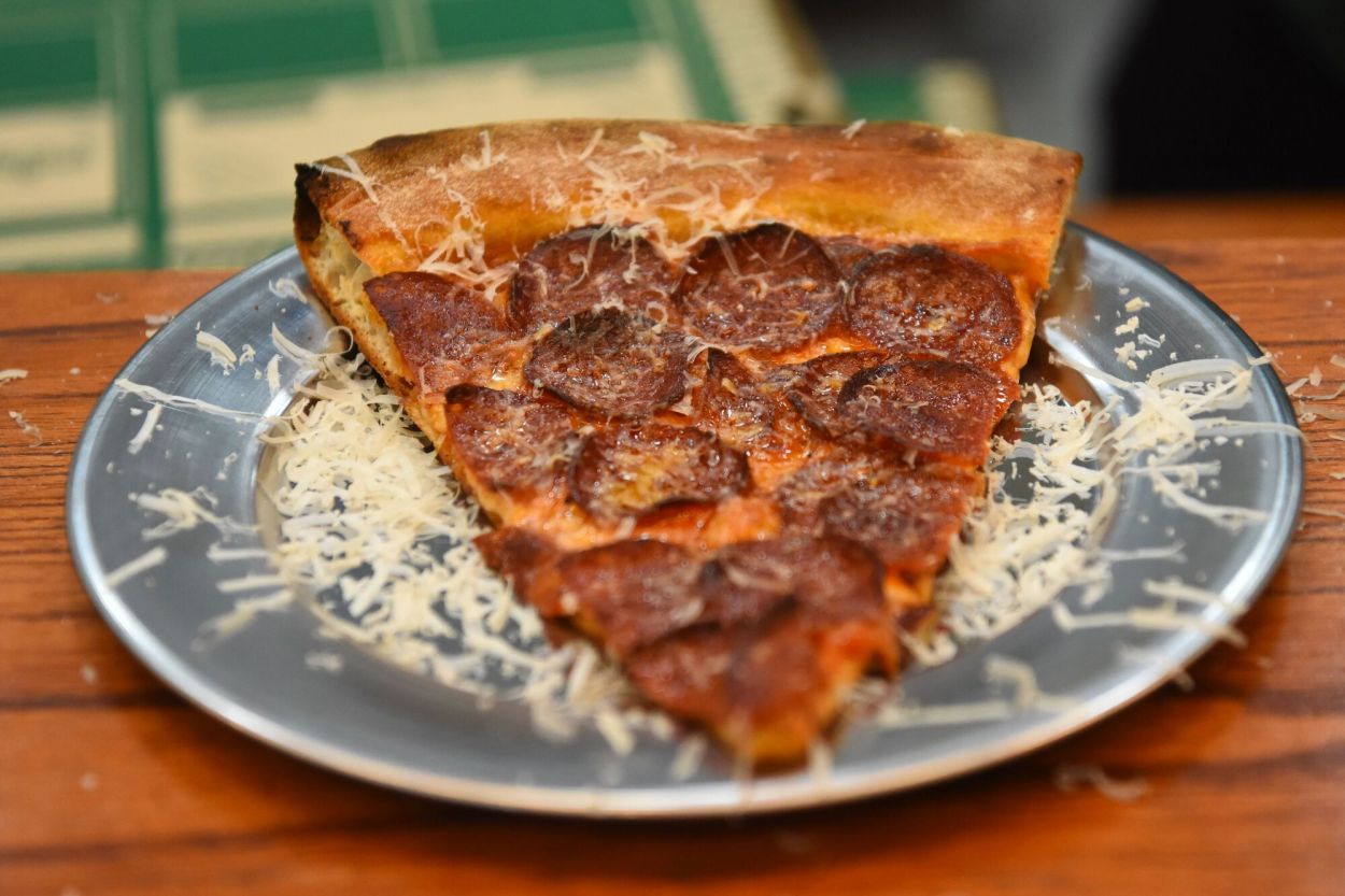 PIZZA N° 1: COMO EN MANHATTAN. Las porciones se doblan al medio, como en las calles de Nueva York y se pueden agregar innovadores toppings.